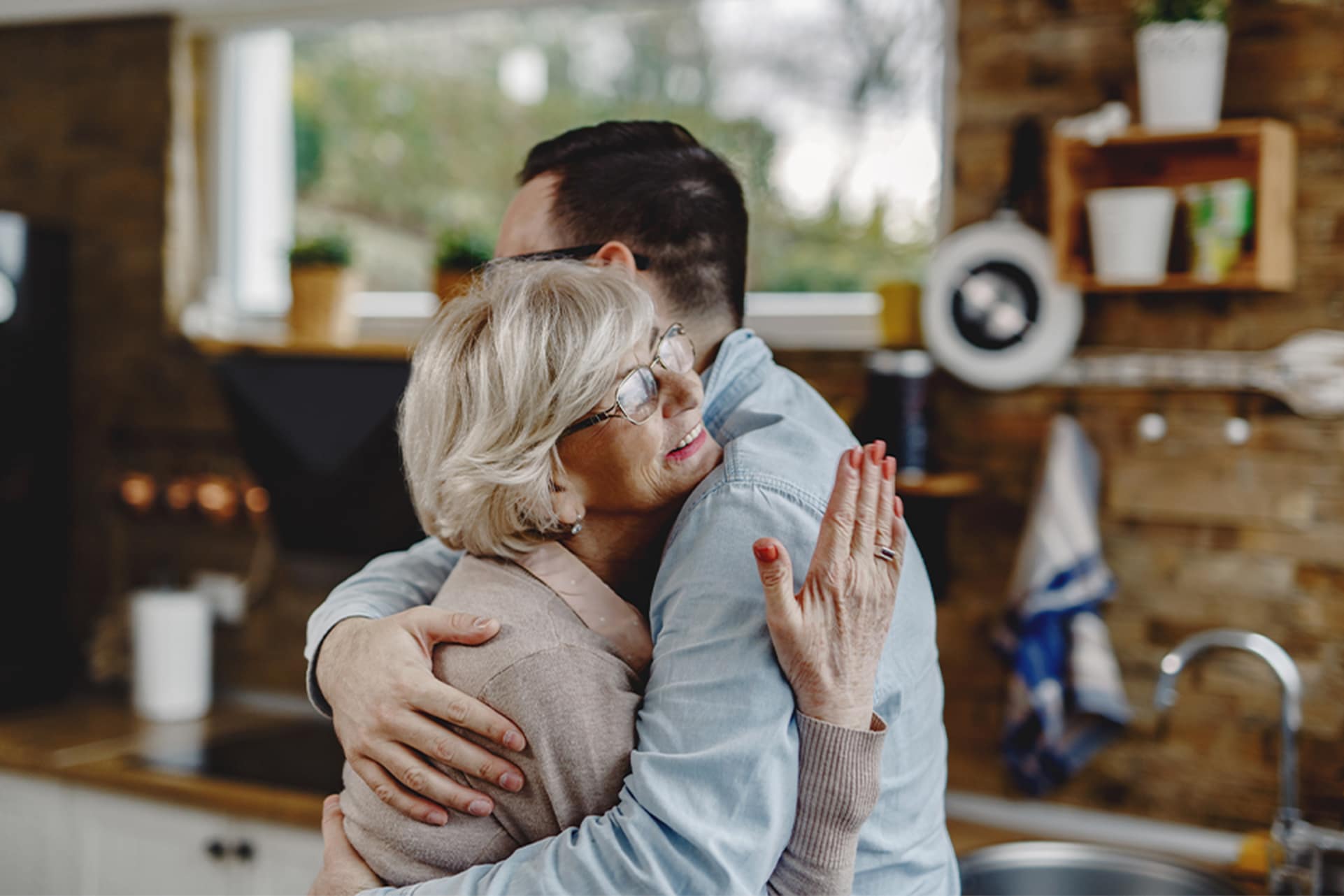 Mother wins $800,000 and hugs her son at home